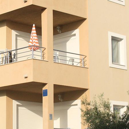Apartments Kristina Milna  Bagian luar foto