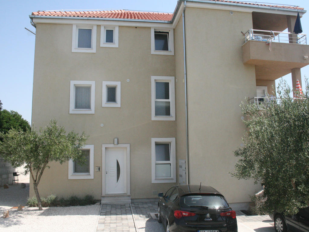 Apartments Kristina Milna  Bagian luar foto